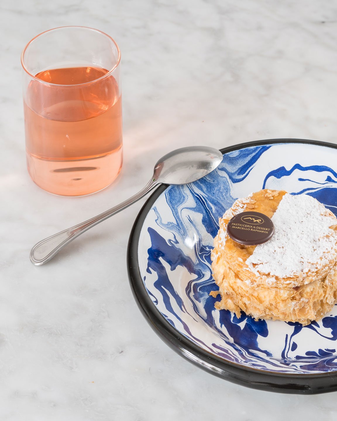 millefoglie-con-crema-pasticciera-e-bicchiere-di-tisana millefoglie-con-crema-pasticciera-e-bicchiere-di-tisana
